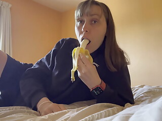 I love sucking on bananas