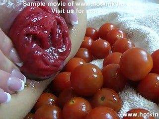 Hotkinkyjo Vegetable anal play (50 tomatos)