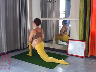 Regina Noir In Yoga In Yellow Tights Doing Yoga In The Gym. A Girl Without Panties Is Doing Yoga. Ca