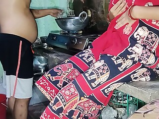 Indian bengali kitchen pe khana bana raha tha davor or vabi ko lagha sex ki vuk davor ne mast choda 