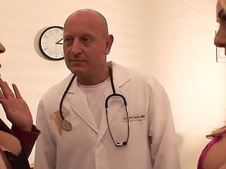 Zwei Blondine ficken ihren Arzt mit mega cumshot