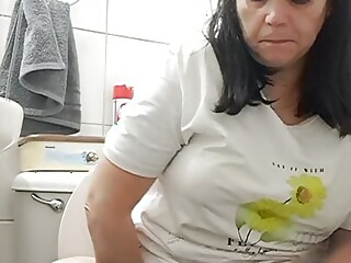 stepmom pink her pussy on the toilet lid what a pleasure