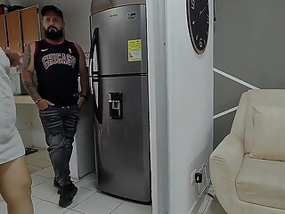 Service Technician Came to Repair the Refrigerator and His Payment Was with a Good Fuck Cum in My Pu