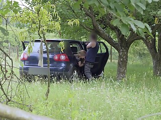 Un voyeur filme un couple baiser