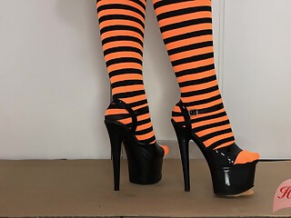 Joyeux Halloween ! Bonbons Et Foutre Pour Mes Talons