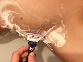 I asked my stepbrother to shave my pussy. It was so sexy so he fuck me in bath