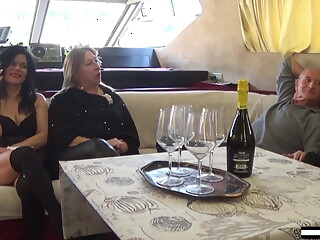 La Hostess Di Bordo