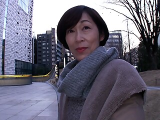 H077G02 A neat and clean 50-something mature woman with short hair appears in AV in search of a woma