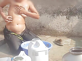 Saw bathing completely naked Full Desi Village Girl Bathroom Video